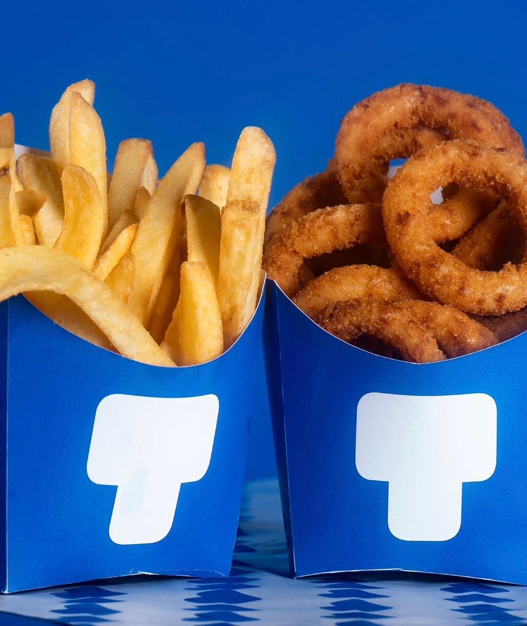 Papas y aros de cebolla T Cocina en cajas branded